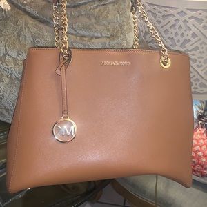 Micheal Kors classic Purse brown with gold plated straps Very Good condition